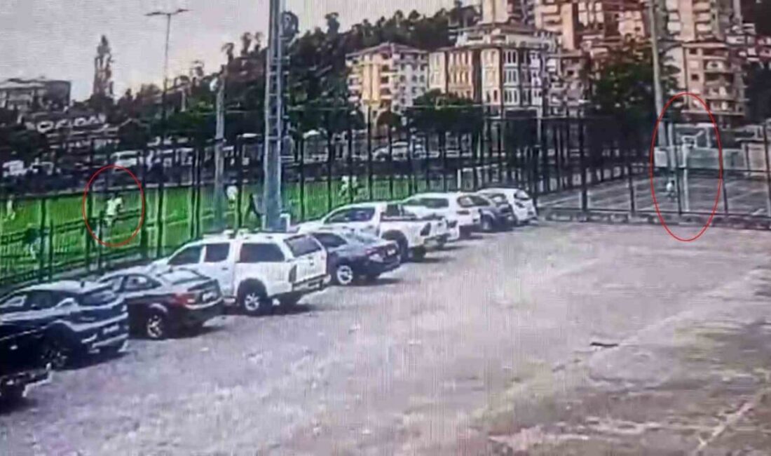 Rize'de Pazarspor Veteranlar Takımı'ndan Mustafa Bayar, bir şutunun basket potasına