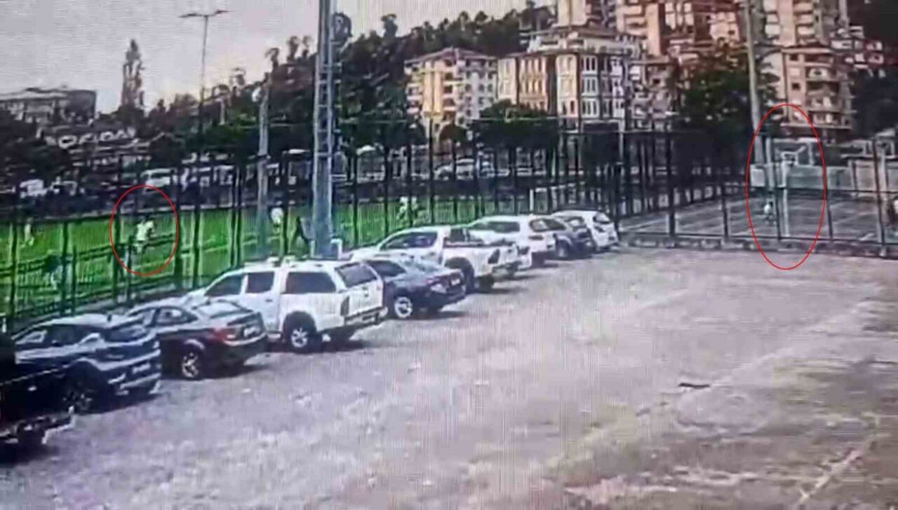 Rize'de Pazarspor Veteranlar Takımı'ndan Mustafa Bayar, bir şutunun basket potasına