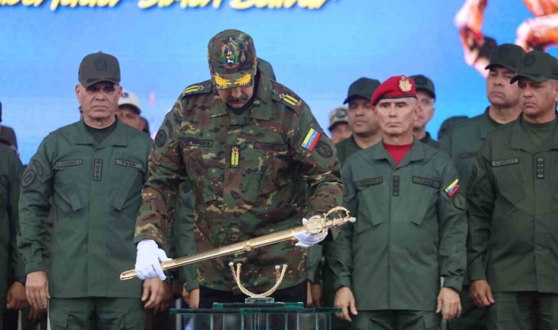 Venezuela Devlet Başkanı Nicolas Maduro, Simon Bolivar’ın kılıcını kuşanarak emperyalist