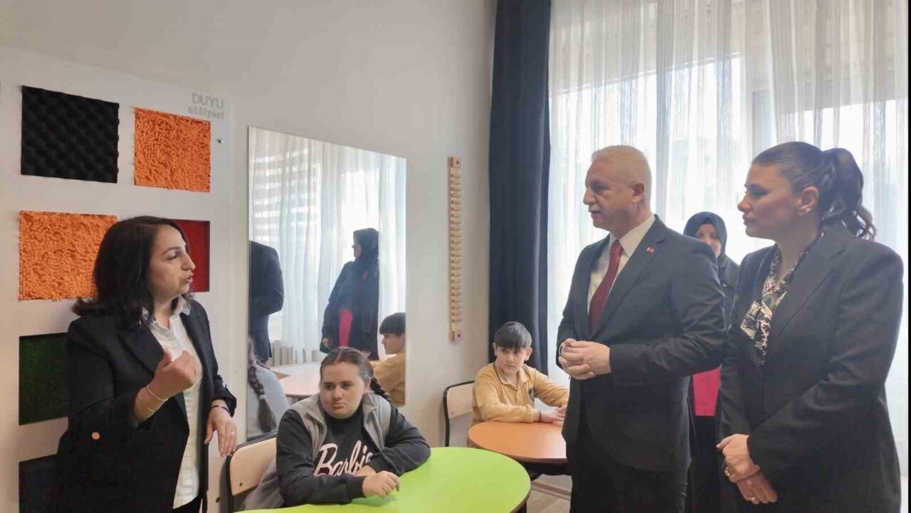 Eyüpsultan’da Özel Eğitim Sınıfı Yenilenerek Hizmete Açıldı: Vali Gül’den Önemli Açıklamalar İstanbul Çocukları Vakfı'nın "Engelsiz Çocuklar, Mutlu Sınıflar" projesi kapsamında, Eyüpsultan'daki