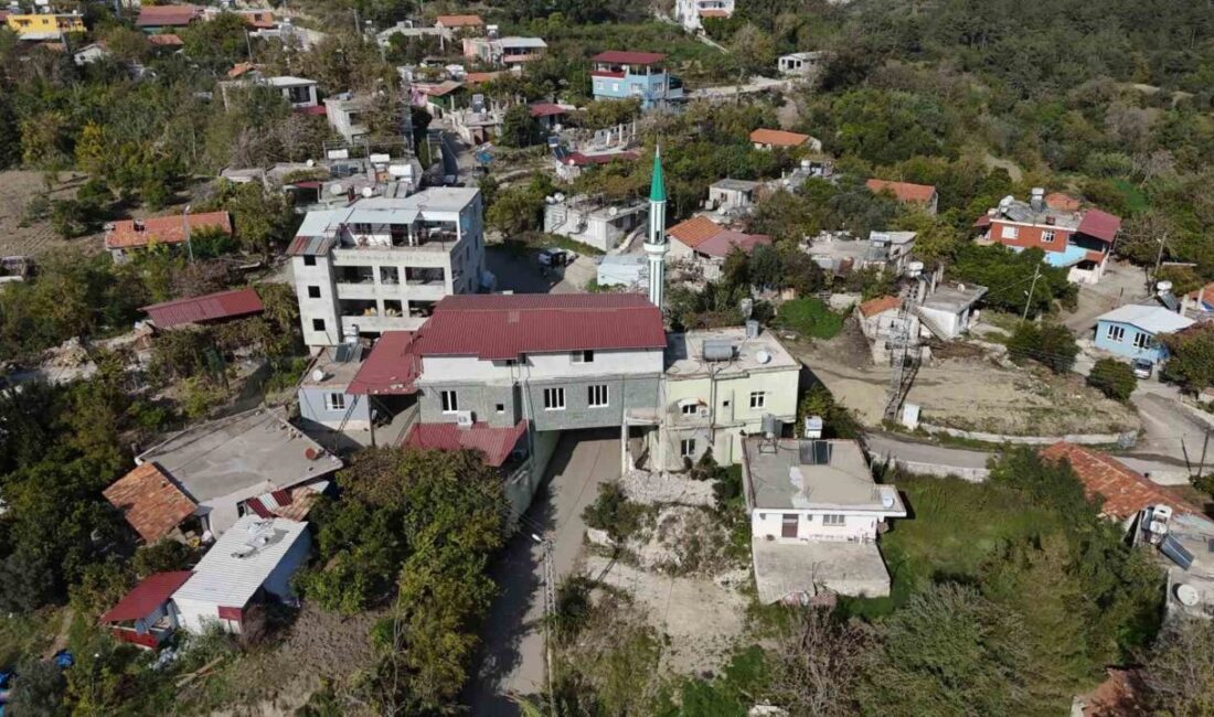 Hatay'ın Defne ilçesindeki Üzengili Mahallesi'nde, eski caminin yetersiz kalması üzerine