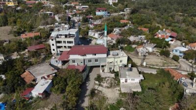 Hatay'ın Defne ilçesindeki Üzengili Mahallesi'nde, eski caminin yetersiz kalması üzerine