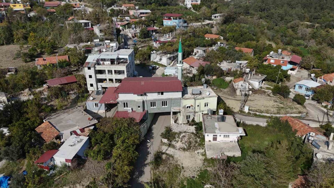 Hatay'ın Defne ilçesindeki Üzengili Mahallesi'nde, eski caminin yetersiz kalması üzerine