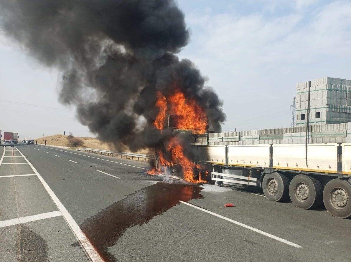 Malatya-Elazığ Karayolu'nda, Kale ilçesi yakınlarında inşaat malzemesi yüklü bir tırda