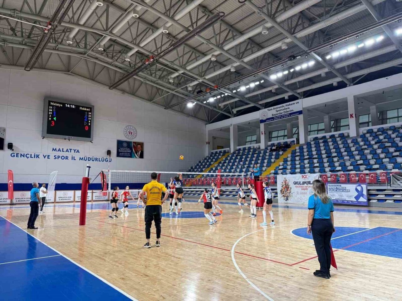 Malatya Voleybol, Hakkari Sportif Faaliyetleri'ni 3-2 yenerek galibiyet elde etti.
