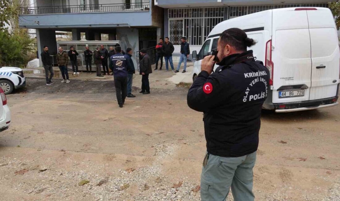 Malatya’da 13 Yaşındaki Çocuğun Evinin İçinde Hayatını Kaybettiği Belirlendi Malatya'nın Battalgazi ilçesinde, yatalak hastalığı olan 13 yaşındaki Yasin Adıyaman