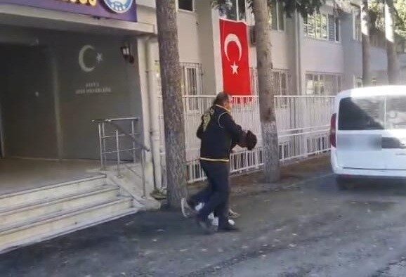 Malatya'da, kendisini polis-savcı olarak tanıtan A.H.M., M.G.'yi 430 bin TL