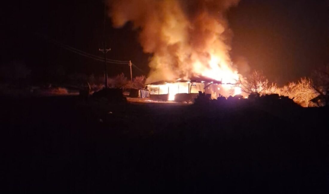 Malatya’da Elektrik Kontağından Kaynaklanan Yangında Müstakil Ev Kullanılamaz Hale Geldi Malatya'nın Hekimhan ilçesinde E.Y.'ye ait müstakil evde çıkan yangın, elektrik