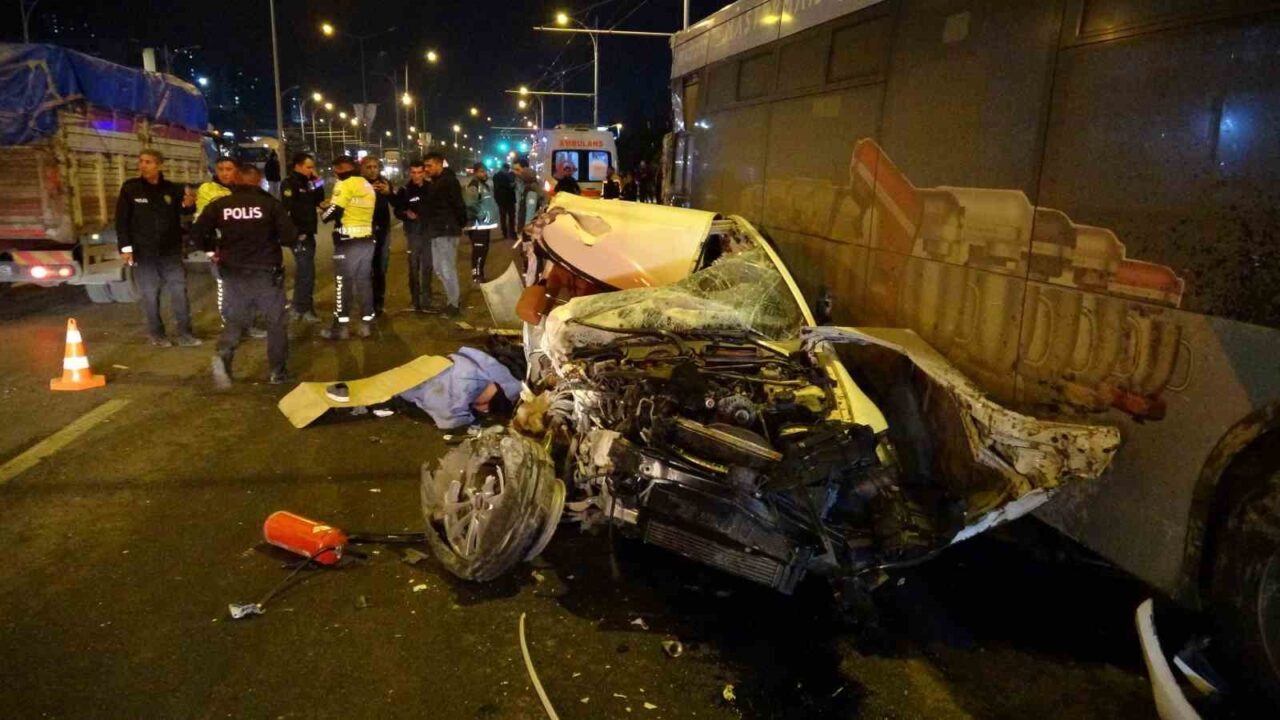 Malatya'da kontrolden çıkan bir otomobil, halk otobüsü ve tıra çarparak