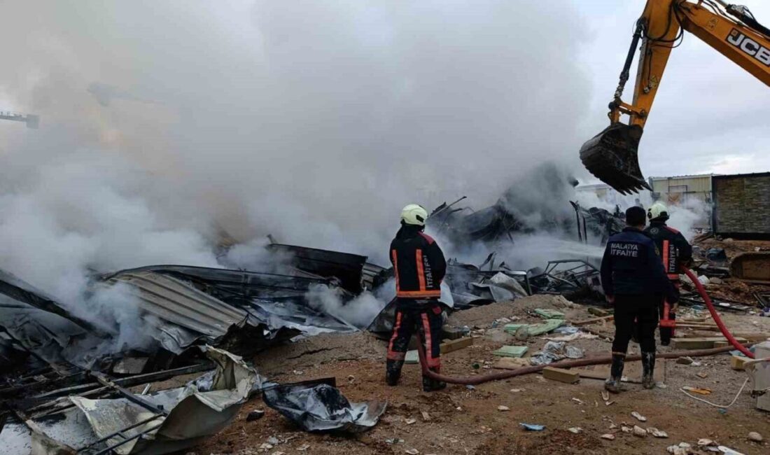 Malatya’daki şantiyede işçi konteynerlerinde çıkan yangın itfaiye tarafından söndürüldü Malatya'nın Yeşilyurt ilçesindeki bir şantiyede işçilerin barındığı konteynerlerde çıkan yangın