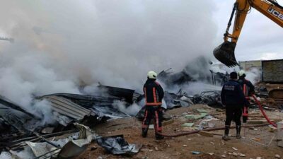 Malatya'nın Yeşilyurt ilçesindeki bir şantiyede işçilerin barındığı konteynerlerde çıkan yangın