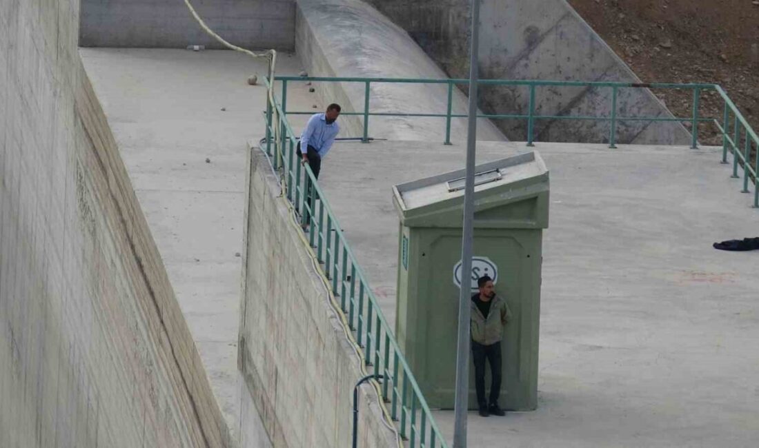 Malatya’da intihar girişiminde bulunan şahıs, polis tarafından ikna edilerek kurtarıldı Malatya'nın Yeşilyurt ilçesinde, ailesel sorunlar yaşayan H.K., gölet kenarında intihar