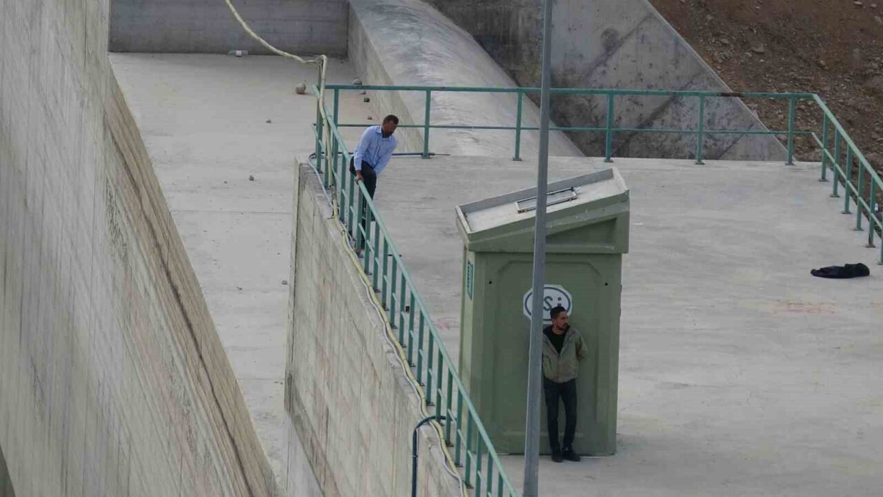 Malatya'nın Yeşilyurt ilçesinde, ailesel sorunlar yaşayan H.K., gölet kenarında intihar