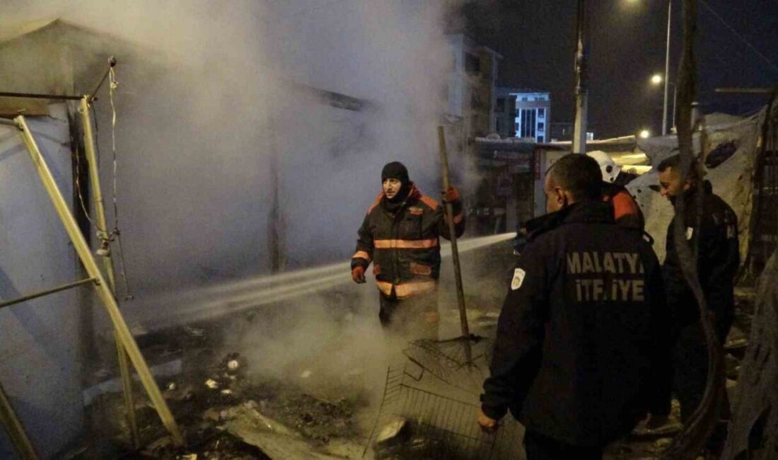Malatya'nın Battalgazi ilçesinde, Akpınar Mahallesi'ndeki konteyner çarşıda meydana gelen yangında