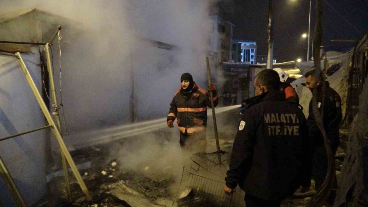 Malatya'nın Battalgazi ilçesinde, Akpınar Mahallesi'ndeki konteyner çarşıda meydana gelen yangında