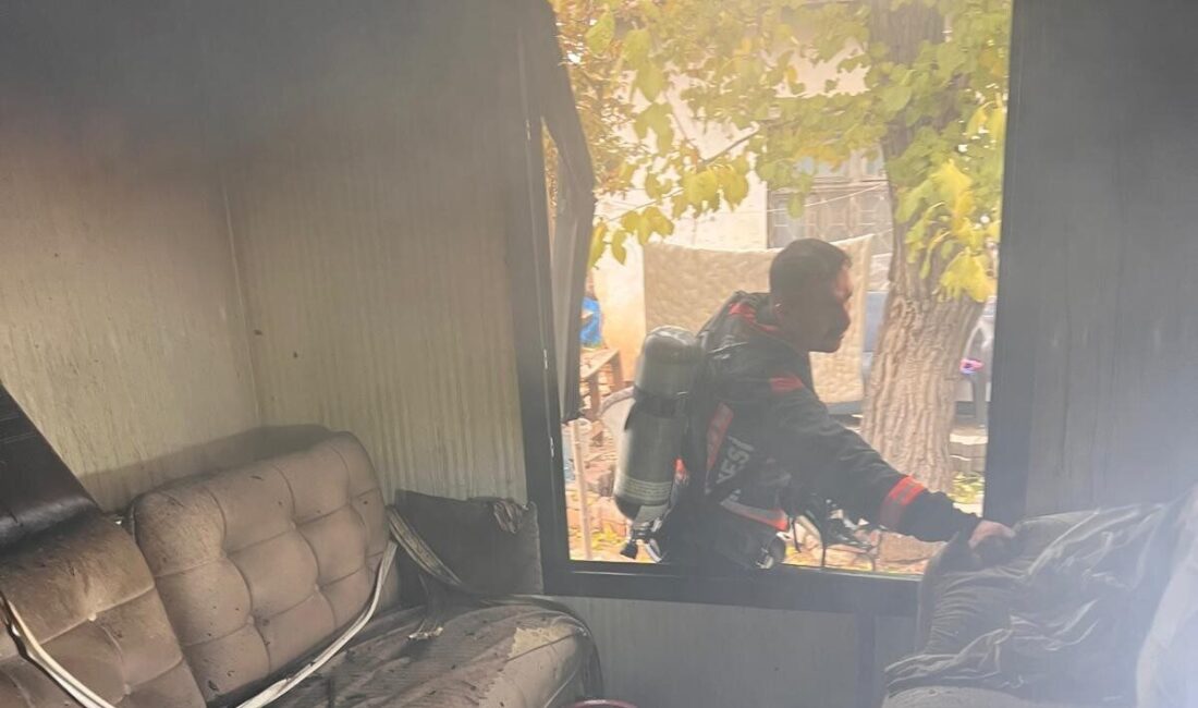 Malatya'nın Yeşilyurt ilçesinde, bir bahçedeki konteynerde çıkan yangın itfaiye ekipleri