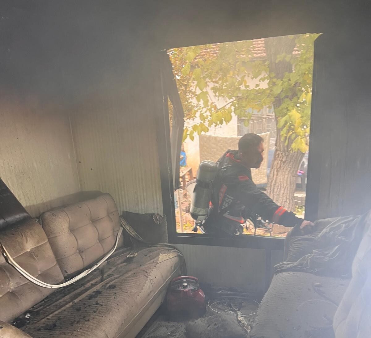 Malatya'nın Yeşilyurt ilçesinde, bir bahçedeki konteynerde çıkan yangın itfaiye ekipleri