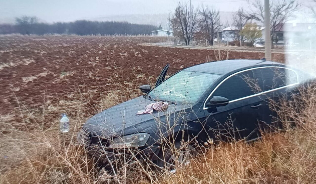 Malatya'nın Doğanşehir ilçesinde M.Y. (30) yönetimindeki otomobil, kaygan yolda kontrolden