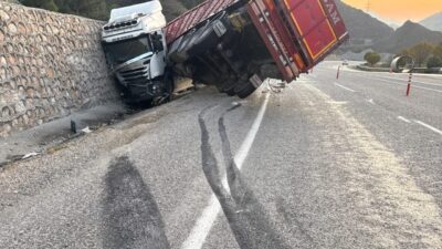 Malatya'nın Doğanşehir Erkenek Mahallesi'nde, İ.A. yönetimindeki tır kontrolden çıkarak istinat