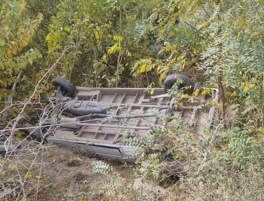 Malatya'nın Pütürge ilçesinde F.G. yönetimindeki minibüs, direksiyon hakimiyetinin kaybedilmesiyle şarampole