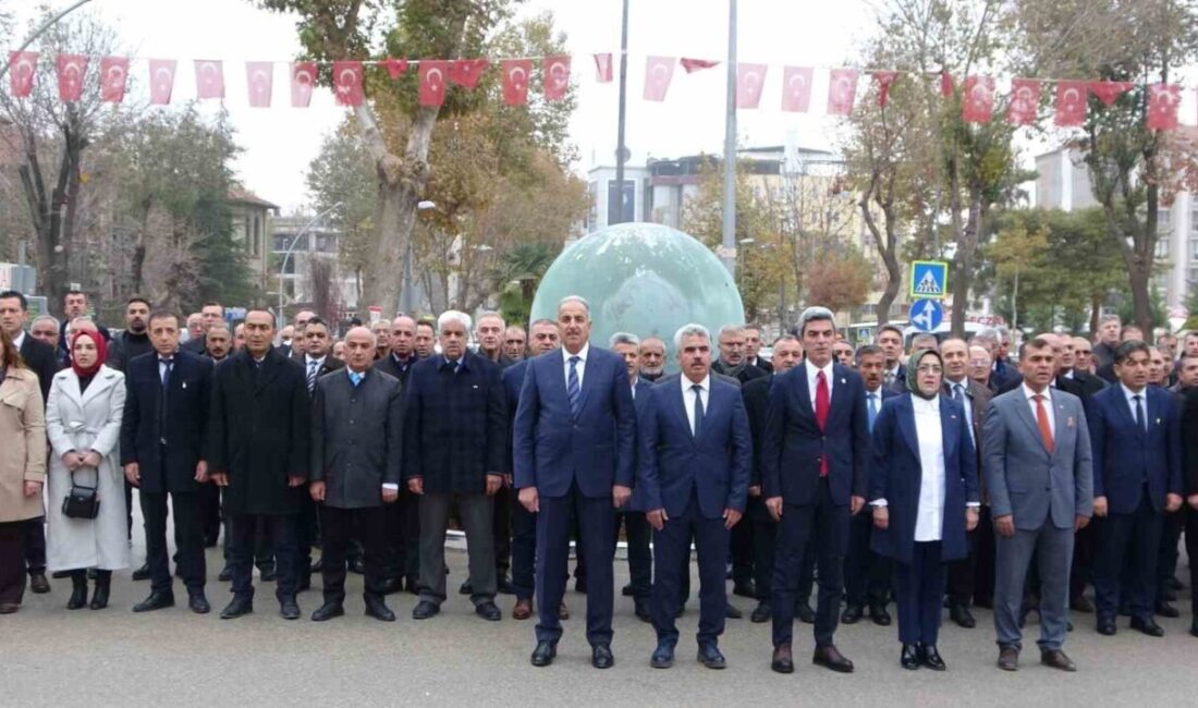 Malatya’da 24 Kasım Öğretmenler Günü Kutlamaları, Atatürk Anıtı’na Çelenk Sunumu ile Start Aldı Malatya'da 24 Kasım Öğretmenler Günü, İl Milli Eğitim Müdürü Behçet
