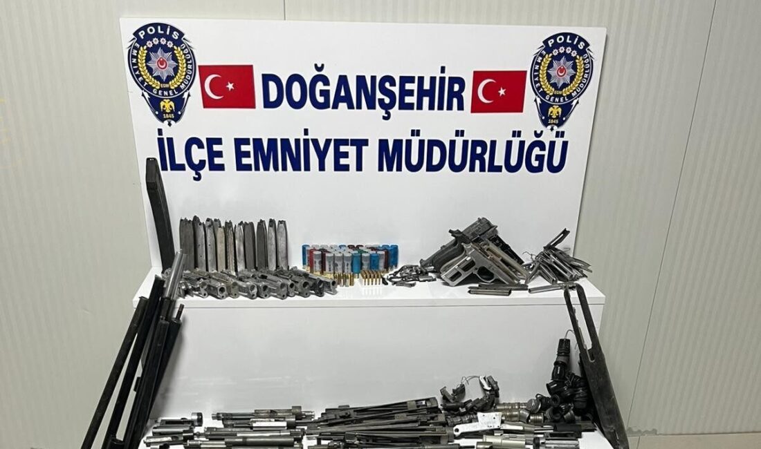 Malatya'nın Doğanşehir ilçesinde polis, ruhsatsız silah bulunduran ve bunların onarımını