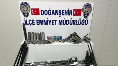 Malatya'nın Doğanşehir ilçesinde polis, ruhsatsız silah bulunduran ve bunların onarımını