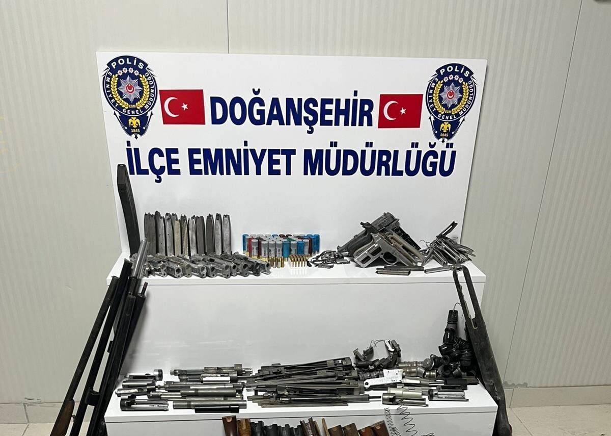 Malatya'nın Doğanşehir ilçesinde polis, ruhsatsız silah bulunduran ve bunların onarımını