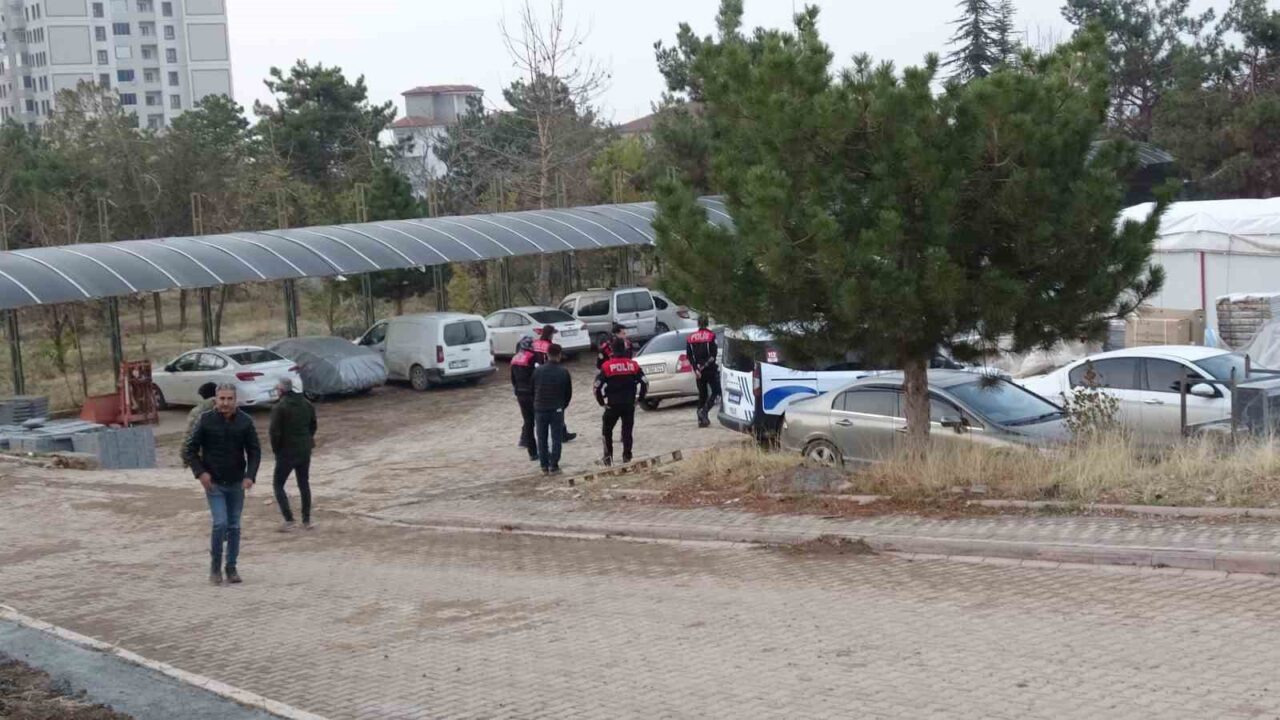 Malatya'nın Battalgazi ilçesindeki bir şantiyede işçiler ile özel güvenlik görevlileri