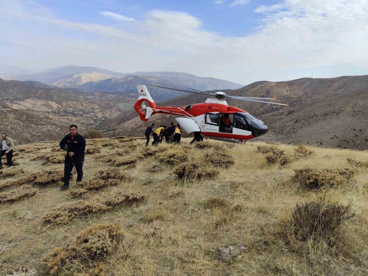 Malatya'nın Doğanşehir ilçesinde ağaç keserken dengesini kaybedip uçuruma düşen Y.S.,