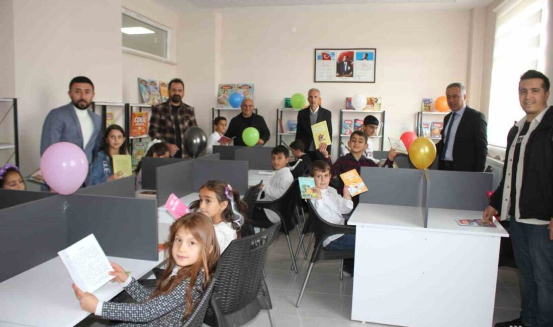 Muş'un Malazgirt ilçesindeki Malazgirt İlkokulu, öğretmenler Yusuf Tümay ve Hasan