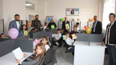 Muş'un Malazgirt ilçesindeki Malazgirt İlkokulu, öğretmenler Yusuf Tümay ve Hasan