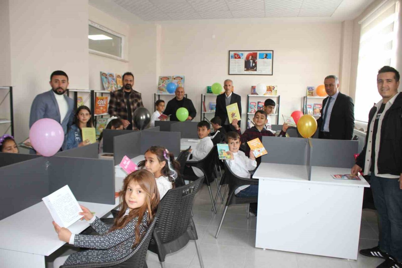 Muş'un Malazgirt ilçesindeki Malazgirt İlkokulu, öğretmenler Yusuf Tümay ve Hasan