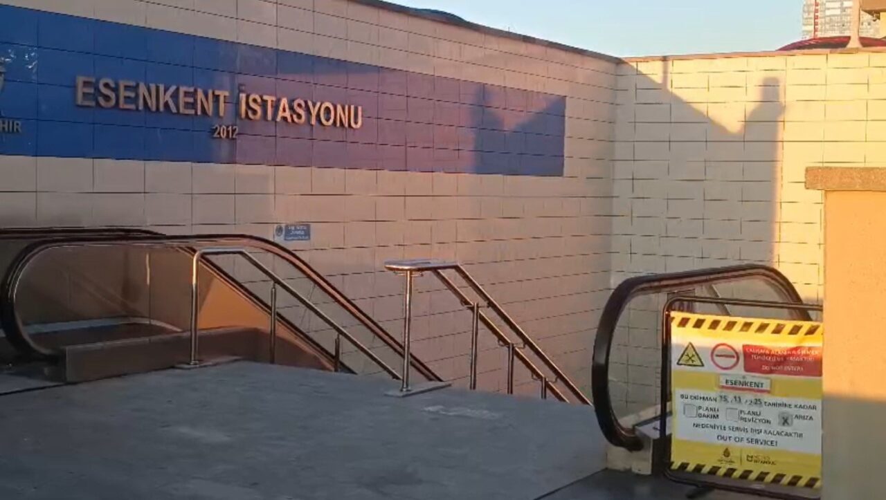 Maltepe Esenkent metro istasyonunda sabah saatlerinde bir yolcu, tren gelmeden