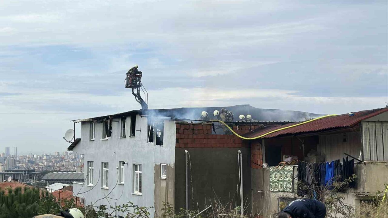 Maltepe’deki 4 Katlı Bina Çatısında Yangın Çıktı, Kısa Sürede Kontrol Altına Alındı