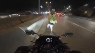 İstanbul Maltepe'de trafik polisi, işlek bir yolda motosikletin çarpması sonucu