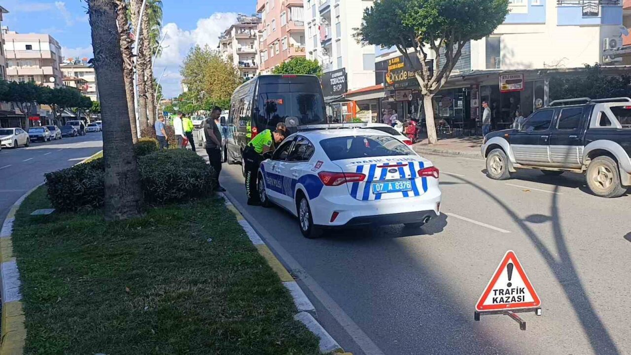 Manavgat’ta 3 Araçla Gerçekleşen Zincirleme Trafik Kazasında 1 Kişi Yaralandı