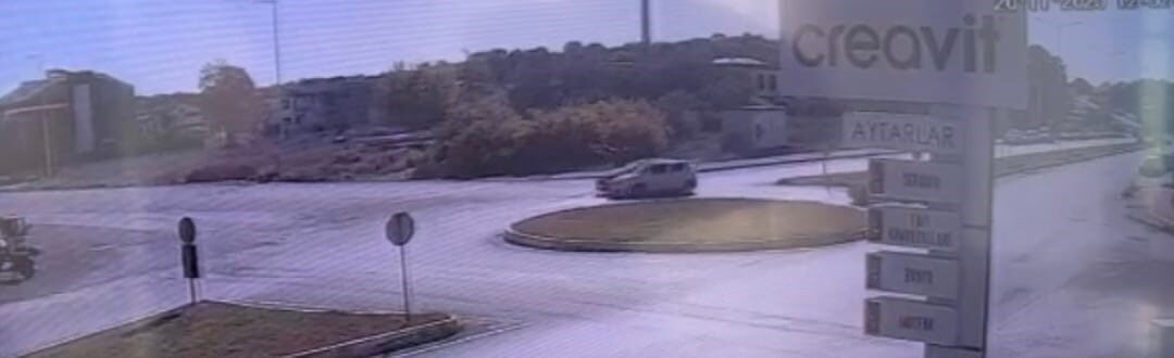 Antalya’nın Manavgat ilçesinde iki otomobilin çarpıştığı kazada araçlar kullanılamaz hale