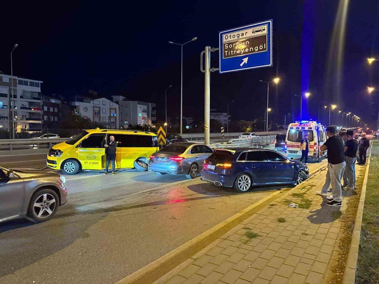 Manavgat’ta Otomobil ve Ticari Taksi Çarpıştı, 2 Yaralı Var