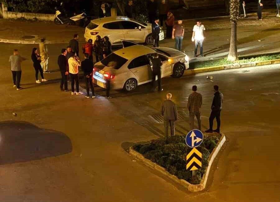 Manavgat’ta İki Otomobilin Çarpıştığı Kazada Üç Kişi Yaralandı Manavgat'ta iki otomobilin çarpışması sonucu 3 kişi yaralandı. Burcu T.