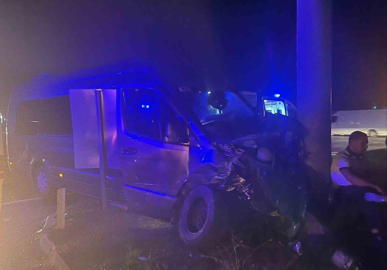 Manavgat’ta Kavşak Sisteminde Tur Aracı ve Otomobil Çarpıştı, 4 Yaralı