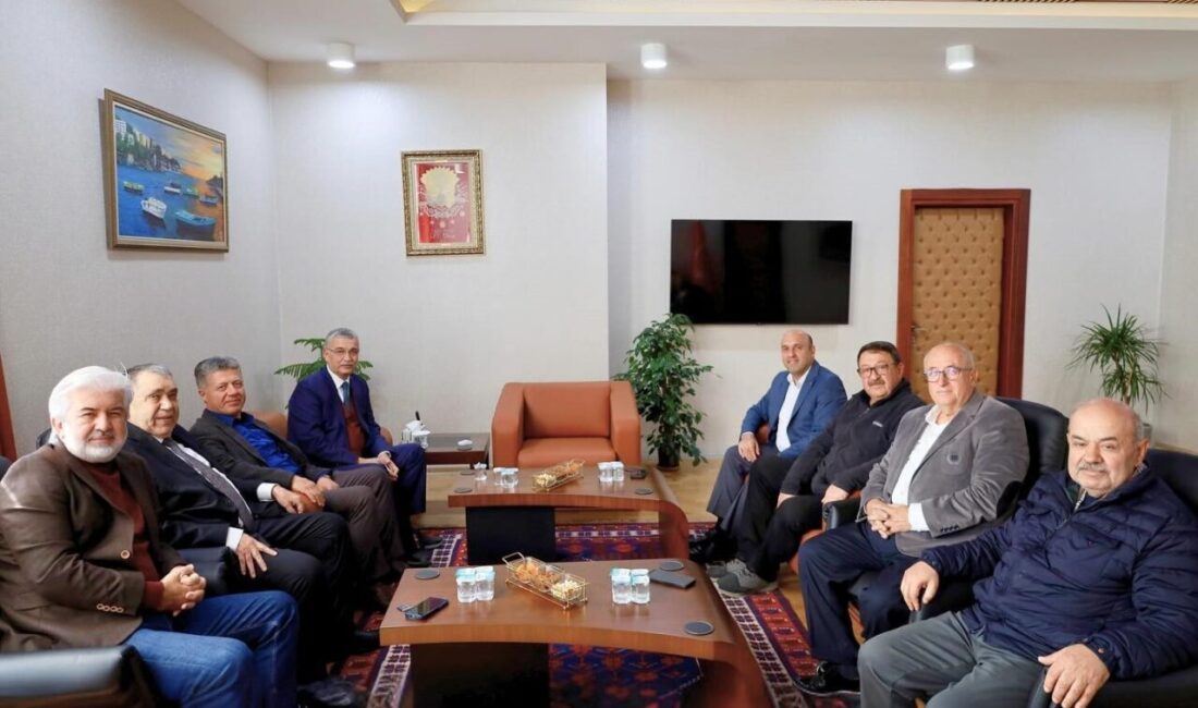 Manisa'nın eski valileri ve milletvekilleri, Maden İşçileri Sendikası yöneticileriyle birlikte