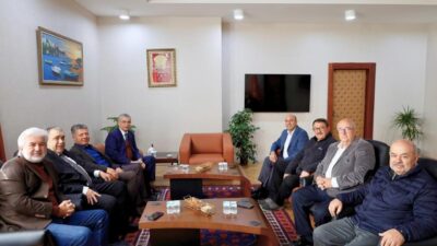 Manisa'nın eski valileri ve milletvekilleri, Maden İşçileri Sendikası yöneticileriyle birlikte