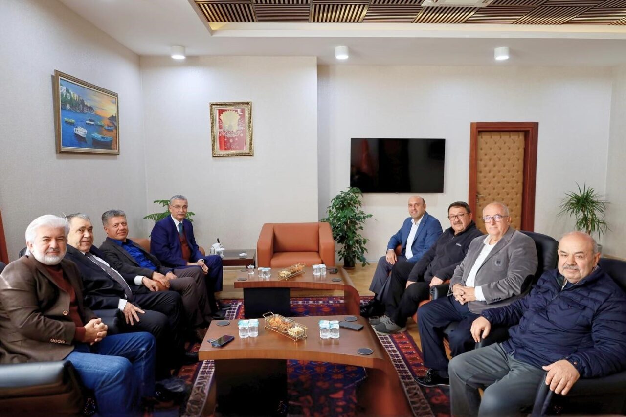 Manisa'nın eski valileri ve milletvekilleri, Maden İşçileri Sendikası yöneticileriyle birlikte