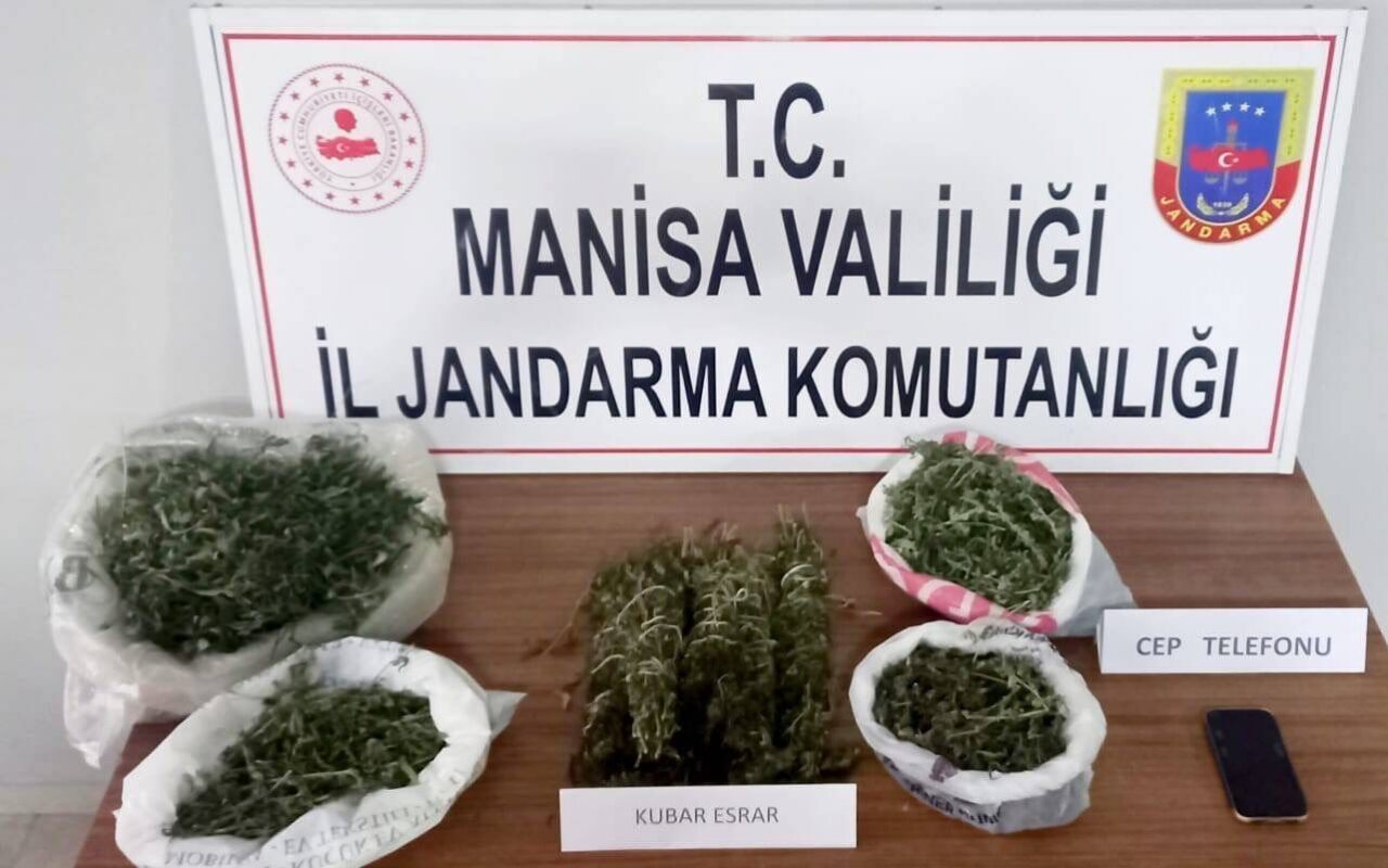 Manisa'da düzenlenen eş zamanlı operasyonlarda, 1.126 sentetik ecza hap ve