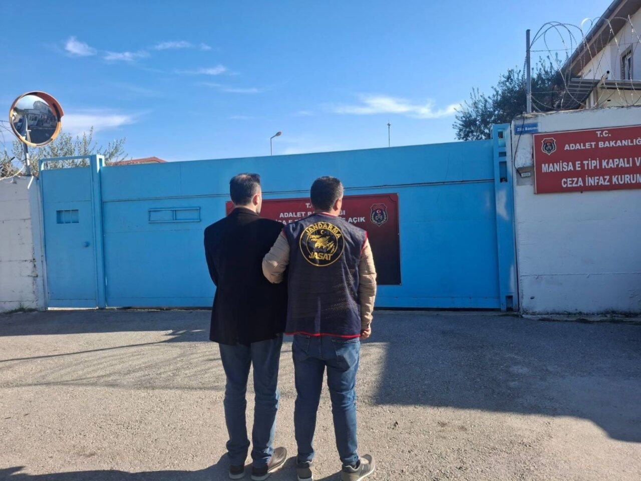 Manisa'nın Turgutlu ilçesinde, jandarma tarafından gerçekleştirilen operasyonlarda FETÖ üyesi M.Z.K.