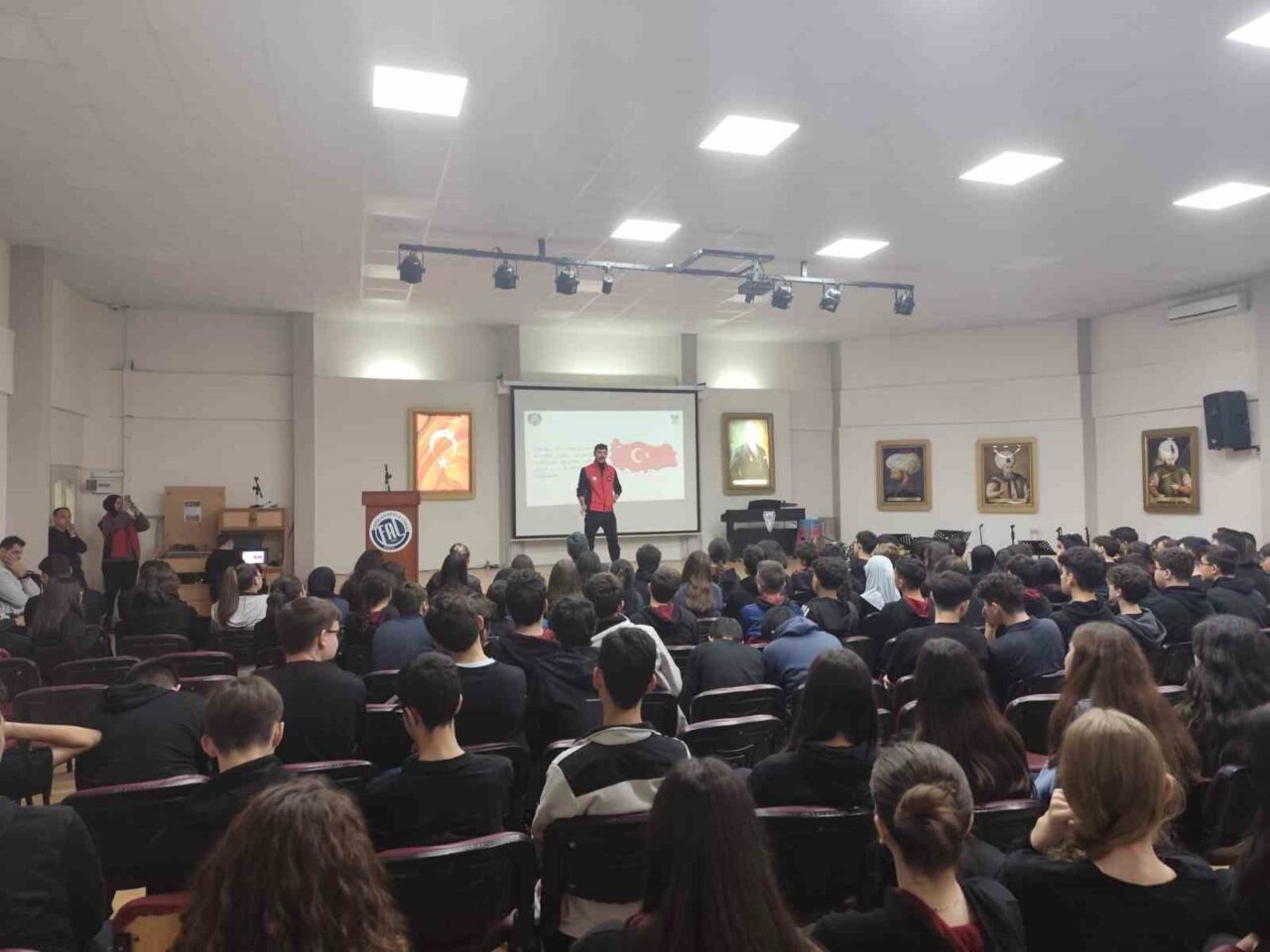 Manisa'da Emniyet Müdürlüğü, 24-28 Kasım 2025 tarihleri arasında dört okulda