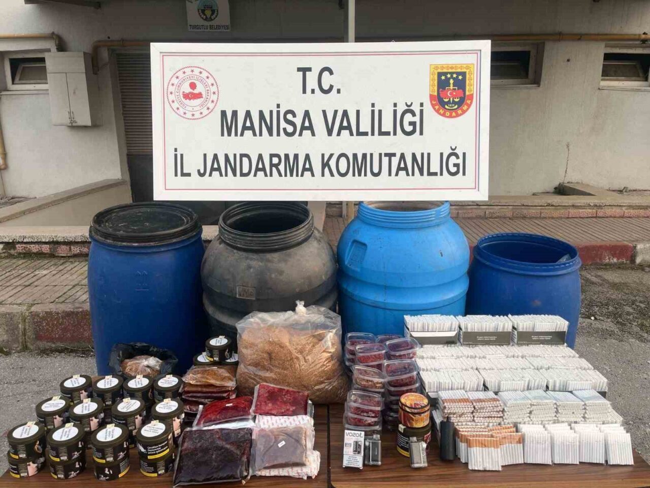 Manisa'nın Turgutlu ilçesinde jandarma, kaçak tütün ve alkollü içecekler üzerine