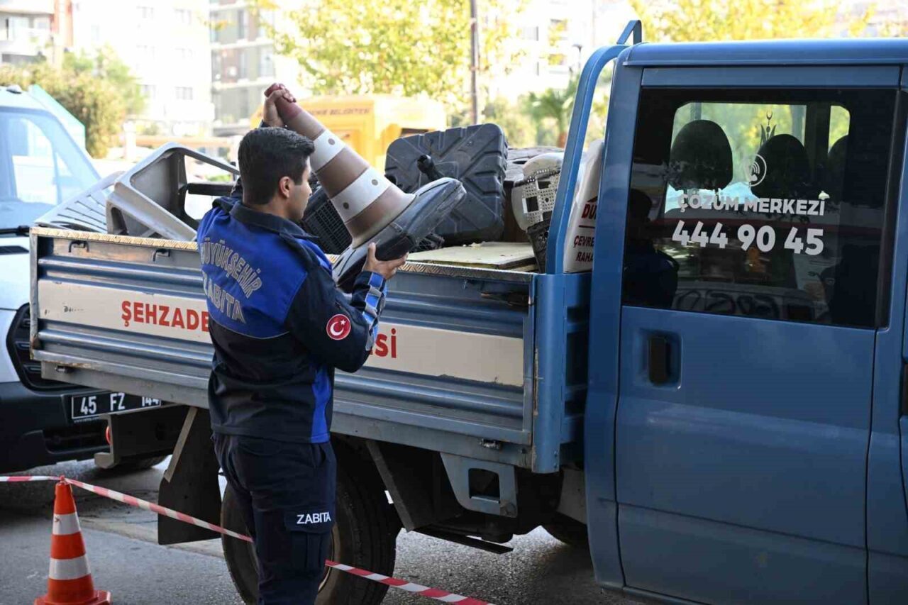 Manisa Büyükşehir Belediyesi Zabıta Dairesi, kaldırımlardaki işgallere karşı denetim gerçekleştirdi.