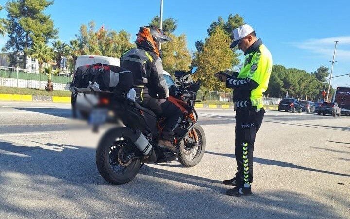 Manisa’da Motosiklet Denetimlerinde 716 Sürücüye 2 Milyon TL Ceza Kesildi Manisa'da 14-16 Kasım 2025 tarihlerinde yapılan motosiklet denetimlerinde 2,576 sürücü